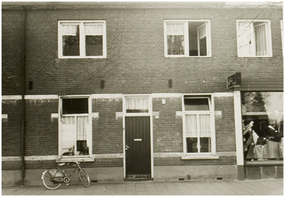 104908 Molenstraat 93. Rechts een gedeelte van de textielzaak en kleermakerij van Hermes-Klomp op nummer 95, 1967