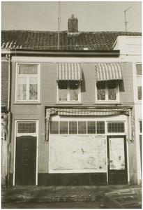 104910 Molenstraat 162 (rechts) t/m 164 (links). In het pand met huisnummer 162 had H. Noten-Pelger een winkel in ...