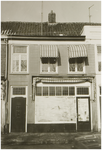 104910 Molenstraat 162 (rechts) t/m 164 (links). In het pand met huisnummer 162 had H. Noten-Pelger een winkel in ...