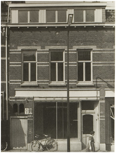 104917 Molenstraat 190. Ontruimd winkelpand van A. Fransen en Zoon in sanitair, z.j.