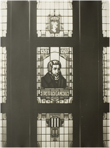 104924 Molenstraat 221a. Gebrandschilderd raam in de Sint Canisiusschool, 1969