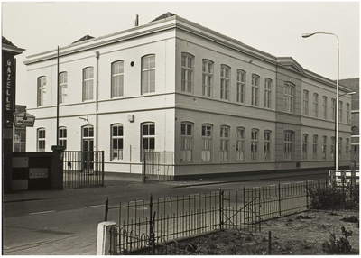 104940 Molenstraat 191. Rijks HBS, gebouwd in 1867 door bouwmeester M. Dreesen, volgens een ontwerp van architect C. ...