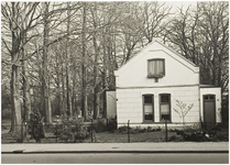 104952 Molenstraat 70. Voormalige doodgraverswoning en baarhuis van de hervormde begraafplaats. Gebouwd in 1869, 1983