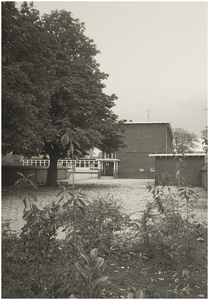 104974 Molenstraat 144. Voorzijde (zuidzijde) van de Sint Canisiusschool in het gebouw van de voormalige Sint ...