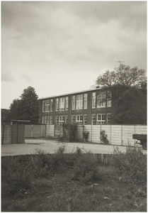104976 Molenstraat 144. Oostzijde van de Sint Canisiusschool, in het gebouw van de voormalige Sint Nicolaasschool, ...