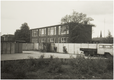 104977 Molenstraat 144. Oostzijde van de Sint Canisiusschool, in het gebouw van de voormalige Sint Nicolaasschool, ...