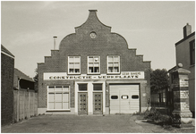 104979 Molenstraat 138. Voormalige smederij en constructiewerkplaats van de gebroeders Bakens. Op de zuil rechts het ...