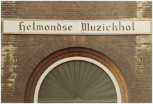 104980 Molenstraat. Opschrift boven de deur van de Helmondse Muziekhal in de voormalige paterskerk, 06-1982