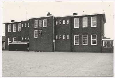 105061 Molenstraat 144. Westgevel van de Sint Canisiusschool in het gebouw van de voormalige Sint Nicolaasschool, 10-07-1985
