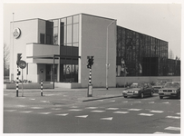 105083 Molenstraat, hoek Burgemeester van Houtlaan, gezien in de richting Deurneseweg. Kantoor van woningbouwvereniging ...