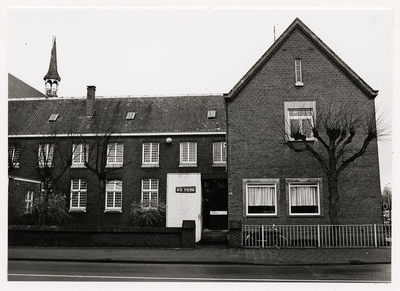 105136 Molenstraat 195. Huize Den Herd voor daklozen in het voormalige klooster van de paters Capucijnen, met rechts ...