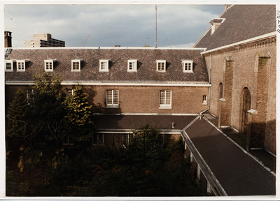 105208 Molenstraat. Binnenplaats van appartementengebouw De Capucijn in het voormalige Capucijnenklooster, 1986