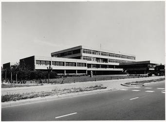 105247 Nachtegaallaan 40, gezien in de richting 'Uiverlaan'. Dr. Knippenbergcollege met rechts de hoofdingang, 1977