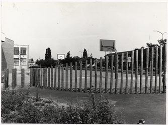 105248 Narcissenstraat 19. Speelplaats van de Sint Jans MAVO. Op de achtergrond de Wethouder van Wellaan, 08-1976
