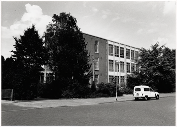 105250 Narcissenstraat 19, Elckerlyc College (voorheen Helmonds Avondcollege). Officieel geopend op 3-5-1989 door J. ...