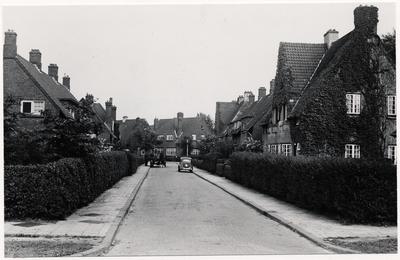 105255 Nassaustraat, gezien vanaf de hoek met de Willemstraat in de richting van de 'Julianalaan', 1935 - 1945