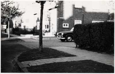 105257 Nassaustraat (rechts), gezien vanuit de Willemstraat, 1955 - 1965