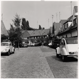 105258 Nassaustraat, gezien vanuit de richting van de 'Willemstraat' in de richting van de 'Julianalaan', 1975 - 1983