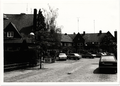105259 Nassaustraat, gezien vanuit de richting van de 'Julianalaan', 1983