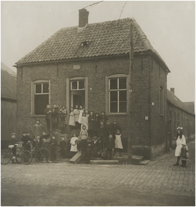 105304 Noord Koninginnewal, oostzijde, hoek Kluisstraat. Het voormalige bedelingshuis van de Vincentiusvereniging. ...