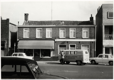 105329 Noord Koninginnewal, oostzijde. Van links naar rechts: een deel van café Van Wetten; textielwinkel Coolen-Van ...