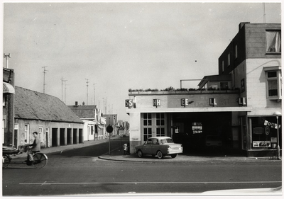 105331 Noord Koninginnewal, oostzijde, hoek Kluisstraat. Van links naar rechts: een deel van café Neuf; de Kluisstraat ...