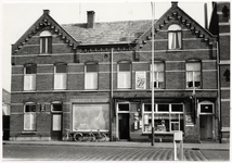 105340 Noord Koninginnewal, oostzijde. Van links naar rechts: het voormalige pand van slager Nooijen (later café-bar ...