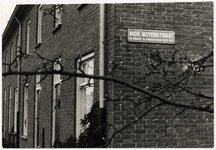 105423 Mgr. Noyenstraat (rechts). Straatnaambord. Deze bisschop werd in Helmond geboren in 1870 en was apostolisch ...