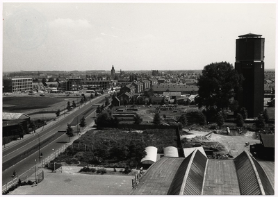 105438 Oostende, gezien vanaf het dak gebouw EDAH. Rechts de watertoren aan de Torenstraat. Links: de MTS, dan de LTS ...