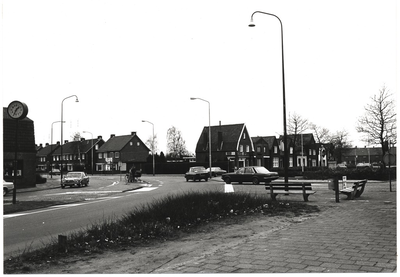 105455 Kruispunt Oostende (voorgrond) / Helmondselaan (links) / Uiverlaan (midden) / Bindersestraat (rechts). De foto ...