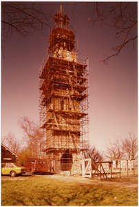 105480 Oude Torenstraat. Restauratie van de toren van de oude parochiekerk Sint Trudo, 06-04-1978