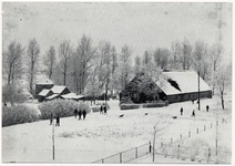 105512 Pannehoefselaan 4 en 5 in de winter. Links het Speulheuske en rechts de boerderij van Van den Hurk, 1964