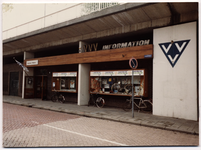 105538 Parkweg 6a. Ingang van het V.V.V.-informatiekantoor en expositiezaal 't Meyhuis onder de Kasteel-Traverse, 06-1982