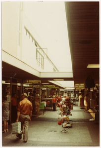 105547 Passage, gezien vanuit de richting van de ingang aan de 'Markt'. Na verbouwing werd de naam Elzaspassage, 1972
