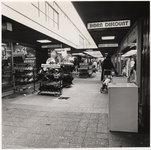 105550 Passage, gezien in de richting van de uitgang aan de 'Markt', 1977