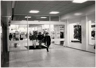 105557 Passage na vernieuwing, gezien in de richting van de ingang aan de Veestraat, 20-10-1987