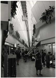 105561 Passage na vernieuwing, gezien vanaf het binnenplein in de richting van de 'Markt', 20-10-1987