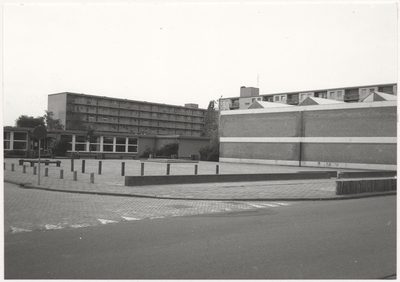 105629 Paulus Potterlaan 6. Voorkant (oostzijde) Sint Paulusschool. Op de achtergrond rechts flats aan de 1e Jagershof ...