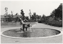105641 Willem Prinzenplein. Fontein, vervaardigd door Jan van Eijl, door de gemeente aangekocht op 29 april 1983. ...