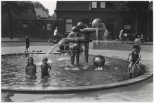 105645 Willem Prinzenplein. Fontein, vervaardigd door Jan van Eijl, door de gemeente aangekocht op 29 april 1983, 1983 ...