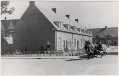 105715 Ridderstraat, gezien vanuit de Tournooistraat. Links de school aan de 2e Haagstraat, z.j.