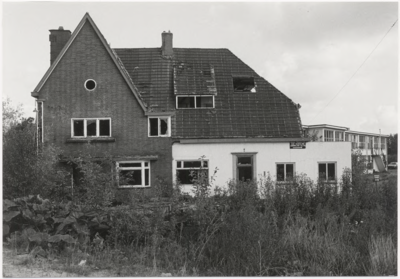 105721 Rietbeemdweg, gezien vanaf sluis 8, in de richting 'Churchilllaan. Links het voormalige woonhuis / kantoor, ...