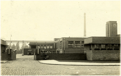 105742 Rooseindsestraat 5, gemeentelijk slachthuis, geopend op 18 september 1930. Links de ingang naar het abattoir, 1930