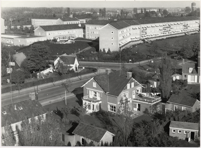 105797 President Rooseveltlaan (links en rechts) / Warandelaan (links midden) met ziekenhuis Sint Lambertus, 1963