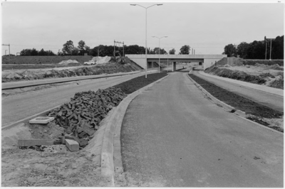 105894 Rivierensingel, gezien vanuit de richting 'Amer' in de richting 'Deurneseweg'. Nieuwe spoorwegtunnel, 22-05-1986