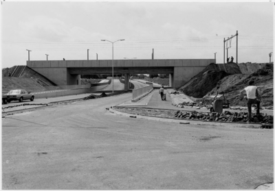 105897 Rivierensingel, gezien vanaf de Deltaweg in de richting Brouwhuis. Nieuwe spoortunnel, 22-05-1986