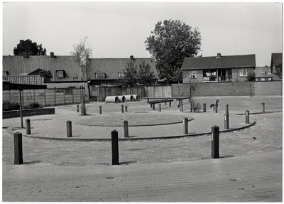 105959 Schoutstraat met op de achtergrond de Markiesstraat. Speelveldje, 15-07-1987