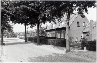 105974 Slegersstraat, gezien in de richting van de spoorlijn Eindhoven - Helmond, 28-08-1984