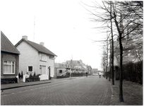 105978 Slegersstraat, gezien in de richting Hoofdstraat, met rechts het kerkhof bij de kerk Sint Lucia, z.j.