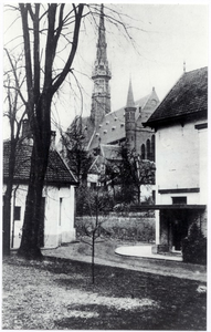 105986 Smalle Haven, gezien vanuit de kasteeltuin. In het midden de kerk Heilig Hart in de Veestraat, rechts de woning ...